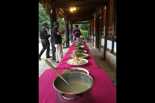 埔里鎮的住宿－佳園渡假山莊，一张长桌,上面有盘子,放在粉红色的桌布上