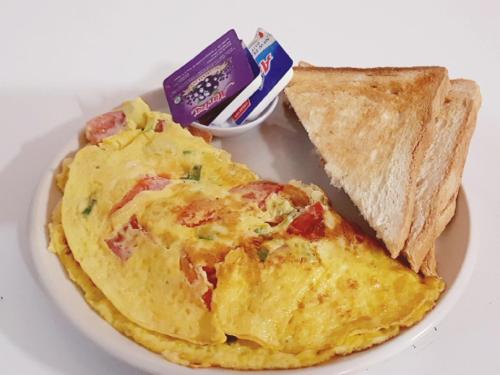 The Akah Cottage في نوسا ليمبونغان: طبق يحتوي على عجة وشريحة من الخبز المحمص