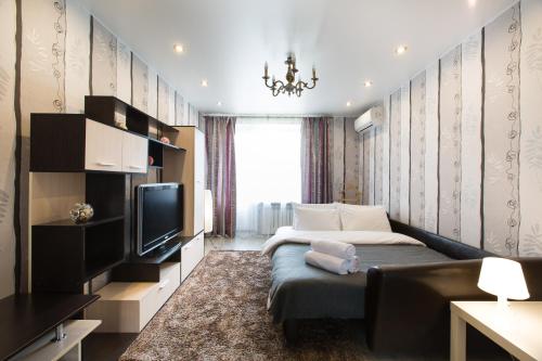 モスクワにあるLuxApartments - Koptelskiy pereulokのベッドルーム(ベッド1台、テレビ付)