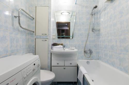 モスクワにあるLuxApartments - Koptelskiy pereulokのバスルーム(洗面台、トイレ、シャワー付)