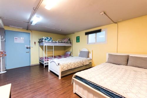 Una cama o camas en una habitación de Hongdae Style Guesthouse
