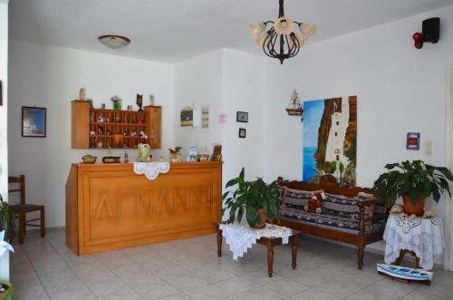 アモルゴス島にあるHotel Agnadiのリビングルーム(ソファ、テーブル付)