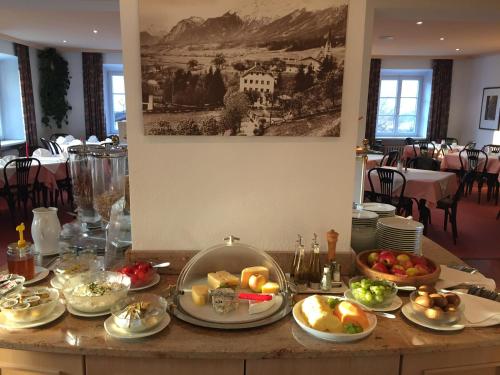 un tavolo con piatti di cibo sopra di Austria Classic Hotel Heiligkreuz a Hall in Tirol