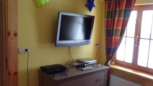 a television on the corner of a room at Sosnowa Chata, Sauna in Jelenia Góra-Jagniątków