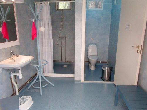 Kylpyhuone majoituspaikassa Alva Stugby