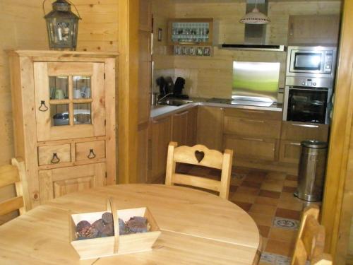 Il dispose d'une cuisine avec une table en bois et une cuisinière. dans l'établissement Chalet Biazot, à Xonrupt-Longemer
