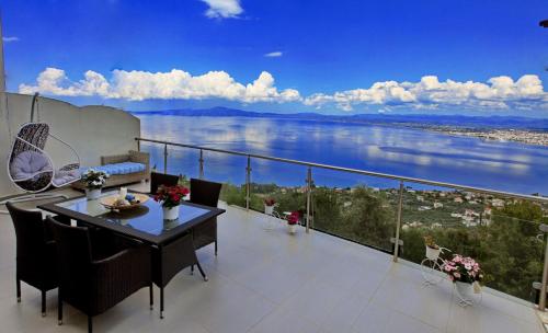 カラマタにあるKalamata Suitesの水辺の景色を望むバルコニー(テーブル、椅子付)