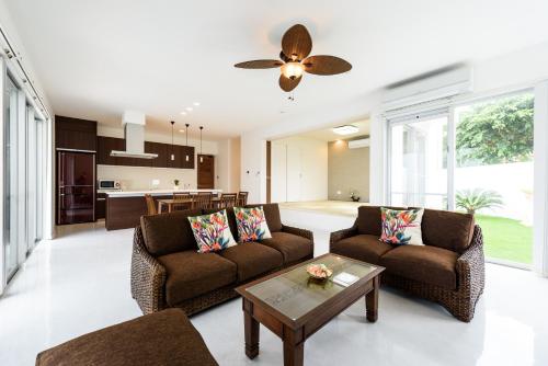 a living room with two couches and a table at Coldio Marina Kin in Kin