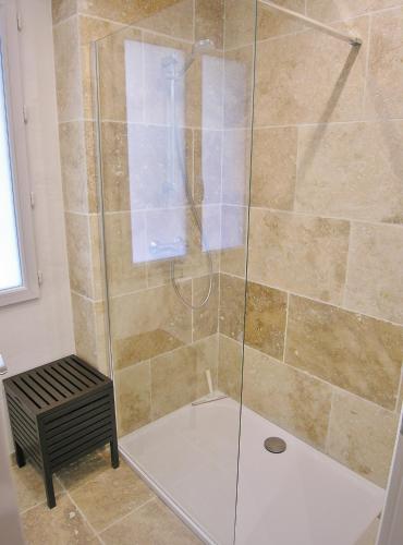 um chuveiro com uma porta de vidro na casa de banho em Appart vieil Antibes em Antibes