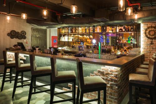 El salón o zona de bar de Eastin Grand Hotel Saigon