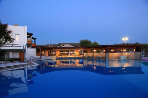 a large swimming pool in front of a building at Parkim Ayaz Hotel in Gümbet