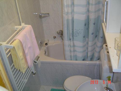 uma casa de banho com uma banheira, um WC e um lavatório. em Room Rubinić em Mošćenička Draga