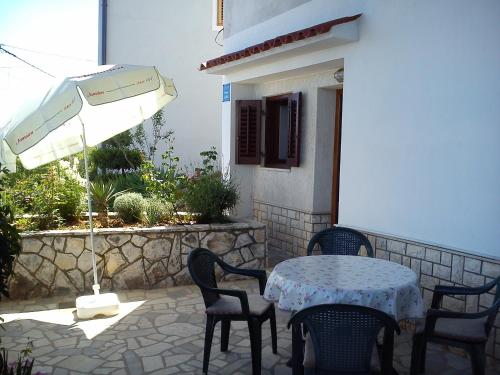 莫什尼卡德拉加的住宿－Room Rubinić，庭院配有桌椅和遮阳伞。