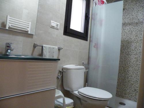 Un baño con inodoro, lavabo y ducha. en La Estiva, en San Juan