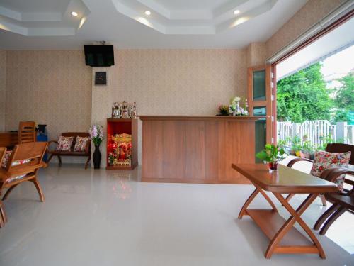 een woonkamer met een tafel en stoelen bij Baan Yokmhanee in Hua Hin