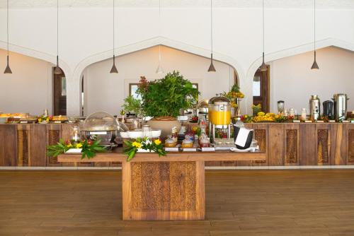 una grande stanza con un tavolo con del cibo sopra di Konokono Beach Resort and Isaraya Luxury Overwater Villas a Michamvi Kae