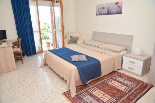 um quarto com uma cama com um cobertor azul em Lian Room B&B em Caserta