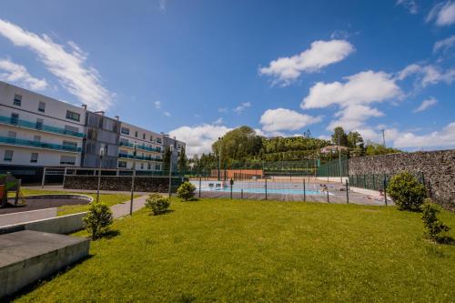 um parque em frente a um edifício com piscina em Casa do Pico do Salomao em Ponta Delgada