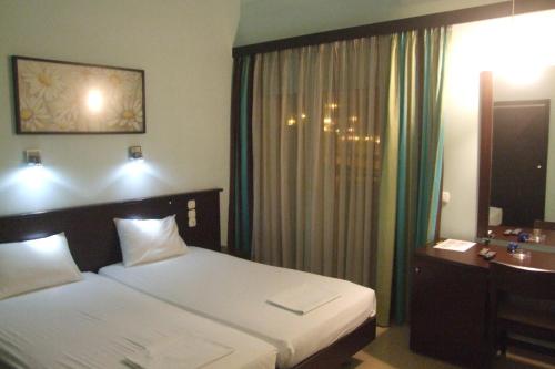 Ένα ή περισσότερα κρεβάτια σε δωμάτιο στο Ξενοδοχείο Γεώργιος