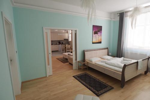 Postel nebo postele na pokoji v ubytování Art Nouveau Apartment