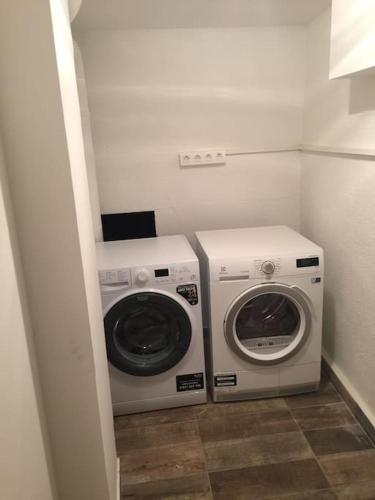 アンティーブにある201-Studio refait a neufの洗濯機と洗濯機付きのランドリールーム