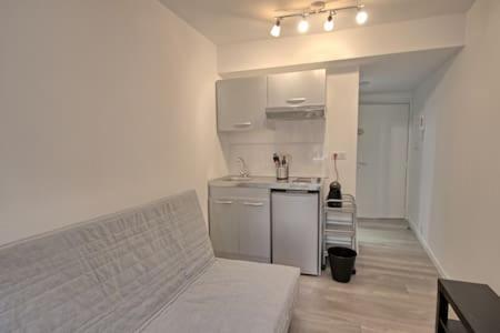 une cuisine blanche avec un évier et un comptoir dans l'établissement 201-Studio refait a neuf, à Antibes