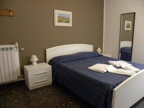 1 dormitorio con 1 cama con 2 toallas en Albergo La Neigra, en Sestri Levante