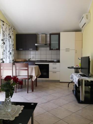 Kuchyň nebo kuchyňský kout v ubytování Apartmani Lun Vir