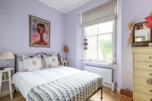 The Hummingbird - Stylish 1-Bed by Kensington Gardensにあるベッド