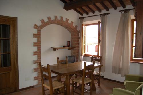 una sala da pranzo con tavolo e sedie in legno di Marinho a Cavo