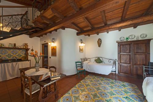 un soggiorno con letto e tavolo di Villa Dei Papiri Fonte Ciane a Siracusa