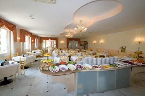 un buffet avec des plats exposés dans un restaurant dans l'établissement Mondial, à Cervia