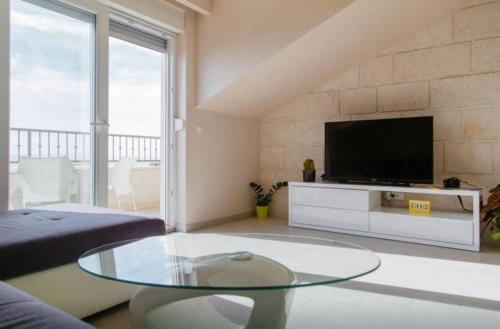 TV a/nebo společenská místnost v ubytování Apartments Dalmacija Tučepi