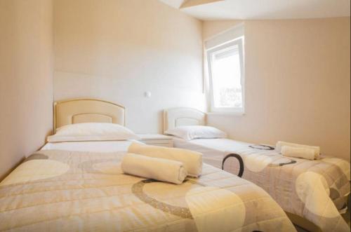 Postel nebo postele na pokoji v ubytování Apartments Dalmacija Tučepi