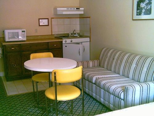 Kuchyň nebo kuchyňský kout v ubytování Picket Fence Motel