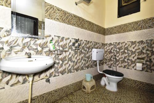 ein Bad mit einem Waschbecken und einem WC in der Unterkunft Wow Backpackers Hostel in Amritsar