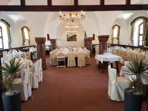 Reštaurácia alebo iné gastronomické zariadenie v ubytovaní Schlosstaverne
