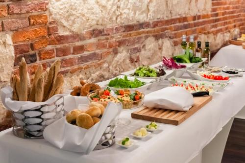 Jídlo v hotelu nebo okolí