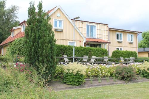 a house with a bench in front of a garden at Nyckelbo Vandrarhem in Helsingborg