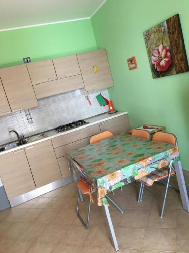 カステッラネータ・マリーナにあるCasa Villaggioのキッチン(テーブル、椅子付)