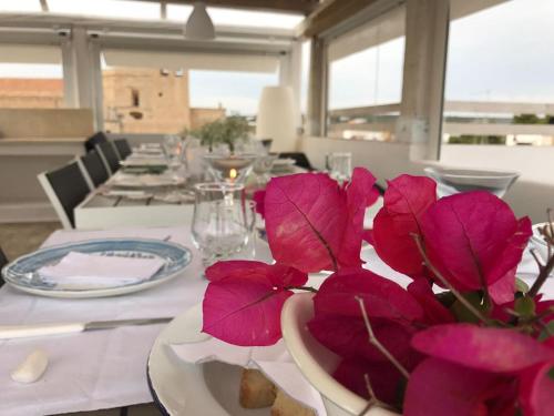 マルッジョにあるB&B Luvìの白鉢にピンクの花をかけたテーブル