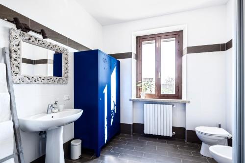uma casa de banho com um lavatório e um WC em Cascina La Goliarda em Curtatone