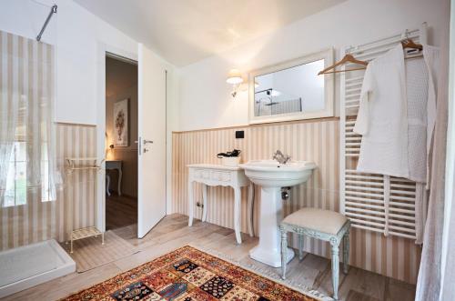 La salle de bains est pourvue d'un lavabo et d'un miroir. dans l'établissement Ronchettino B&B Rozzano, à Rozzano