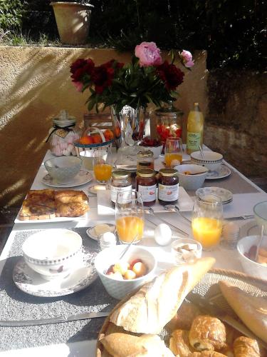 a table with food and drinks on it with food at La Maison de Charlie in Vaugines