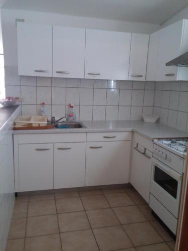 Kuchyň nebo kuchyňský kout v ubytování Apartmani Lun Vir
