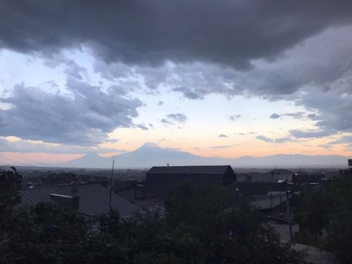 ゲストハウスの近くで見られる自然の景観
