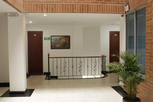 un pasillo con una puerta en un edificio en Hotel Real Estación, en Bogotá