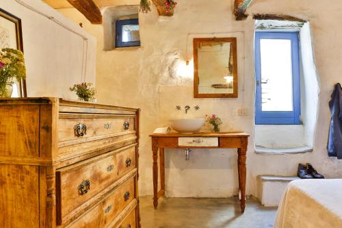 łazienka z umywalką i drewnianą komodą w obiekcie Mario Cesare - Exclusive b&b w mieście Gergei
