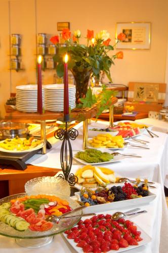 a buffet with many plates of food on a table at Wohlfühl & Genusshotel Felsenhof in Bad Kleinkirchheim