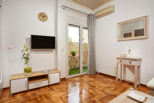 アテネにあるModern and Cozy Apartment in the centre of Athensのリビングルーム(壁掛け式薄型テレビ付)